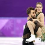 Το πάνω μέρος του φορέματός της πέφτει αλλά η Γκαμπιέλα Παπαδάκις συνεχίζει τον χορό στον πάγο [Εικόνες]