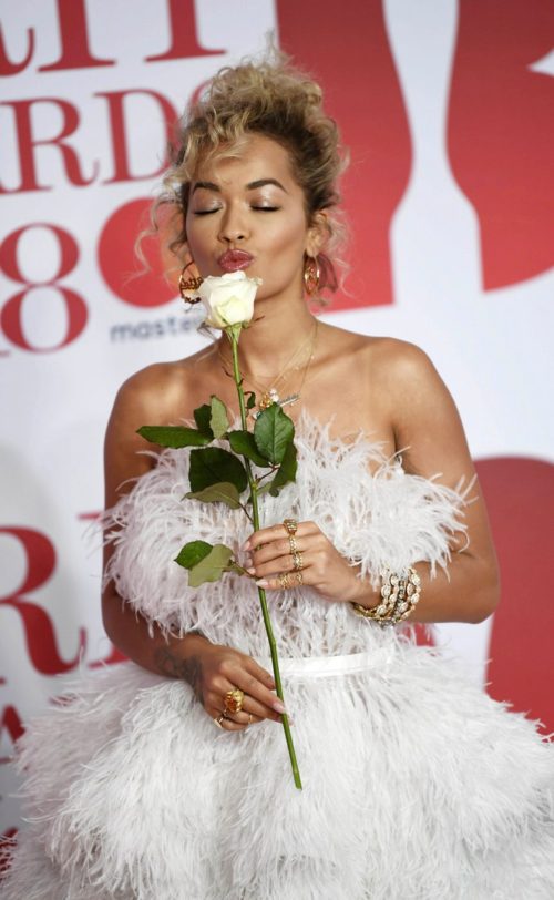 Dua Lipa και Stormzy οι μεγάλοι νικητές των Brit Awards. Δείτε το κόκκινο χαλί