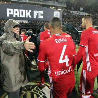 Συνελήφθη 27χρονος για την ρίψη αντικειμένου στον προπονητή του Ολυμπιακού