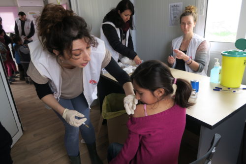 Περίπου 1.000 παιδιά εμβολίασαν οι Γιατροί Χωρίς Σύνορα στη Λέσβο