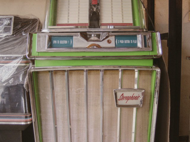 Αν αναρωτιέστε πού μπορείτε να βρείτε τζούκμποξ στην Αθήνα, ο Νίκος Πατέστος έχει την απάντηση…