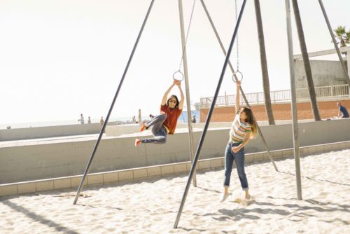 Η νέα συλλογή της TOMS για την άνοιξη και το καλοκαίρι του 2018 έχει τον αέρα των 70s