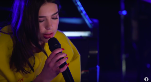 Η Dua Lipa διασκευάζει Arctic Monkeys για να μας κάνει να ερωτευτούμε [ΒΙΝΤΕΟ]