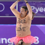 Φόρεσε ροζ τουτού και μια μαϊμού στα απόκρυφα σημεία και κατέβηκε στους Ολυμπιακούς [ΕΙΚΟΝΕΣ]