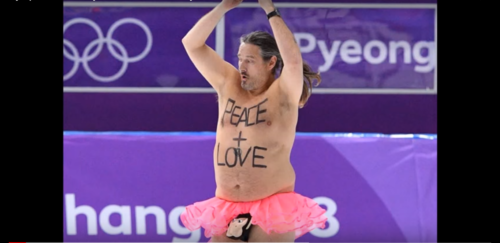 Φόρεσε ροζ τουτού και μια μαϊμού στα απόκρυφα σημεία και κατέβηκε στους Ολυμπιακούς [ΕΙΚΟΝΕΣ]