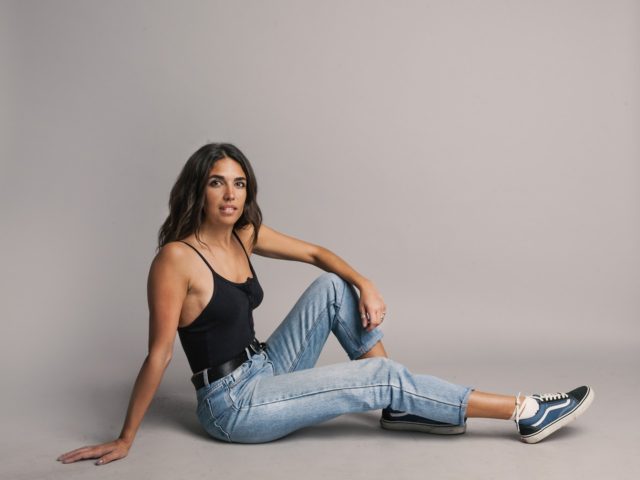 Η Ευαγγελία Τσιορλίδα κάνει surf εκεί που συχνάζουν καρχαρίες