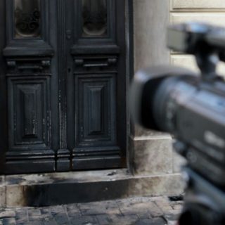 Επίθεση με γκαζάκια στην επιχείρηση της Μαρέβας καταγγέλλει ο Κυριάκος Μητσοτάκης