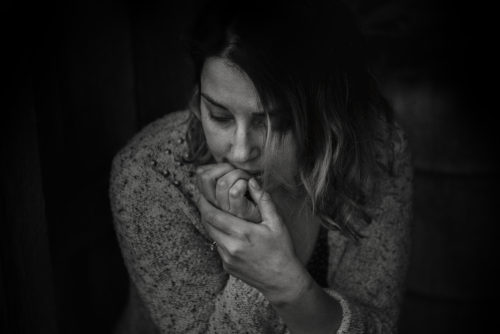 Η ακμή στο πρόσωπο μπορεί να οδηγήσει σε σοβαρή κατάθλιψη, σύμφωνα με βρετανική έρευνα