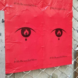 Μάθαμε τι είναι το #MyBeautifulMess που έχει γεμίσει με κόκκινες αφίσες που μας κοιτούν την πόλη