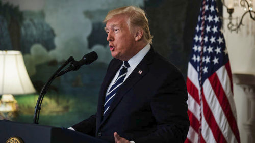 Έξω από τις ΗΠΑ θέλει ο Ντόναλντ Τραμπ τους παίκτες του NFL που γονατίζουν στον εθνικό ύμνο