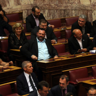 «Λαμόγια», «ανθέλληνες» και «προδότες». Επεισόδια προκάλεσαν οι βουλευτές της Χρυσής Αυγής