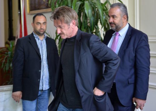 Υπό την επήρεια ηρεμιστικών και με ένα τσιγάρο στο χέρι εμφανίστηκε σε γνωστή εκπομπή ο Sean Penn [ΒΙΝΤΕΟ]