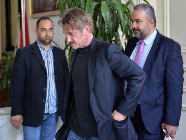 Υπό την επήρεια ηρεμιστικών και με ένα τσιγάρο στο χέρι εμφανίστηκε σε γνωστή εκπομπή ο Sean Penn [ΒΙΝΤΕΟ]