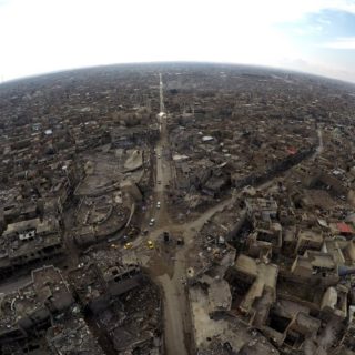 Μια ομάδα νεαρών Ιρακινών κάνει παρκούρ στα ερείπια της Μοσούλης [ΒΙΝΤΕΟ]