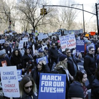 «Προστατέψτε τα παιδιά, όχι τα τουφέκια!»: Οι δρόμοι των ΗΠΑ γέμισαν διαδηλωτές που απαιτούσαν να δοθεί τέλος στα μακελειά στα σχολεία
