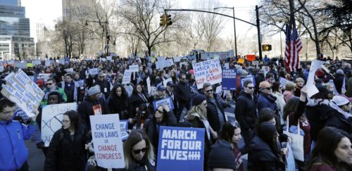 «Προστατέψτε τα παιδιά, όχι τα τουφέκια!»: Οι δρόμοι των ΗΠΑ γέμισαν διαδηλωτές που απαιτούσαν να δοθεί τέλος στα μακελειά στα σχολεία