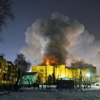 Στους 64 ο αριθμός των νεκρών από την πυρκαγιά στο εμπορικό κέντρο στο Κεμέροβο, ανάμεσά τους και 9 παιδιά [ΒΙΝΤΕΟ]