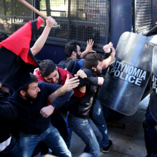 Εντάση και επεισόδια στο πανεκπαιδευτικό συλλαλητήριο [ΕΙΚΟΝΕΣ]