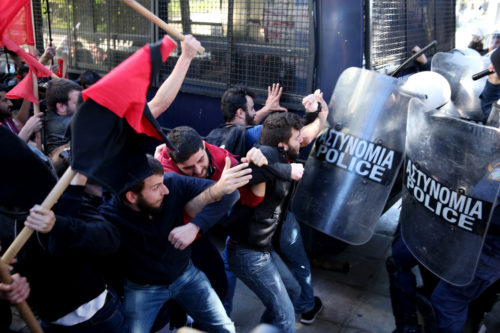 Εντάση και επεισόδια στο πανεκπαιδευτικό συλλαλητήριο [ΕΙΚΟΝΕΣ]