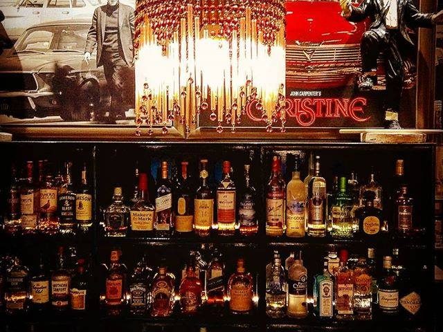 Στο Reservoir Cafe-Bar στον Πειραιά τα ποτήρια σας δεν θα αδειάσουν ποτέ