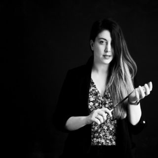 Η Μαριλού Παντάκη aka Madame Ginger έχει μία πετριά με την Κυψέλη και τον Άντονι Μπουρντέν