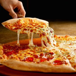 Φάτε όση πίτσα θέλετε για πρωινό! Η επιστήμη απεφάνθη και μας εξηγεί το γιατί