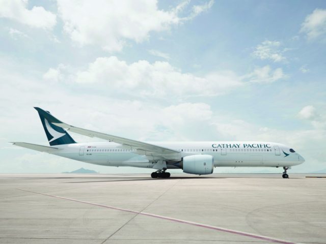 Τέλος στον κανονισμό που επιβάλλει τις φούστες για τις αεροσυνοδούς της Cathay Pacific