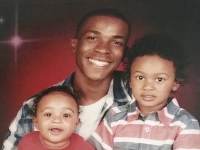 Ένα iPhone έγινε αιτία να πυροβολήσουν 20 φορές δυο αστυνομικοί έναν νεαρό Αφροαμερικανό