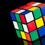 Δε θα πιστέψετε “ποιος” έκανε νέο παγκόσμιο ρεκόρ λύνοντας τον κύβο του Ρούμπικ σε 0,38 δευτερόλεπτα [BINTEO]