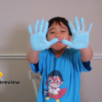 Αυτός ο 6χρονος βγάζει 11 εκατομμύρια τον χρόνο ανοίγοντας παιχνίδια στο YouTube