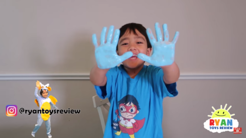 Αυτός ο 6χρονος βγάζει 11 εκατομμύρια τον χρόνο ανοίγοντας παιχνίδια στο YouTube