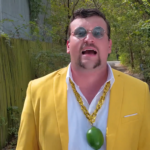 Αντί για συστατική επιστολή έστειλε βίντεο όπου τραγουδά ραπ και τελικά τον προσέλαβαν