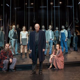 Το «Ψηλά Από τη Γέφυρα» δημιουργεί μια μαύρη τρύπα στην Κεντρική Σκηνή του Εθνικού στο Κτιρίου Τσίλερ