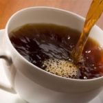 Δείτε γιατί η προσθήκη κρύου γάλατος μπορεί κρατήσει τον καφέ σας ζεστό για παραπάνω ώρα