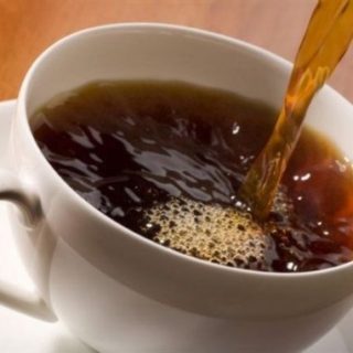 Δείτε γιατί η προσθήκη κρύου γάλατος μπορεί κρατήσει τον καφέ σας ζεστό για παραπάνω ώρα