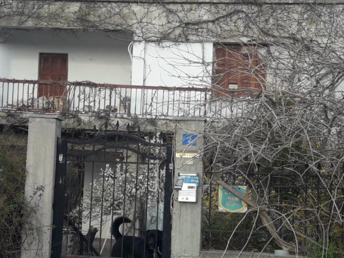 Ωραιόκαστρο: Ένας 47χρονος κρατούσε επί μήνες δυο ξαδέρφια του μέσα στο σπίτι του