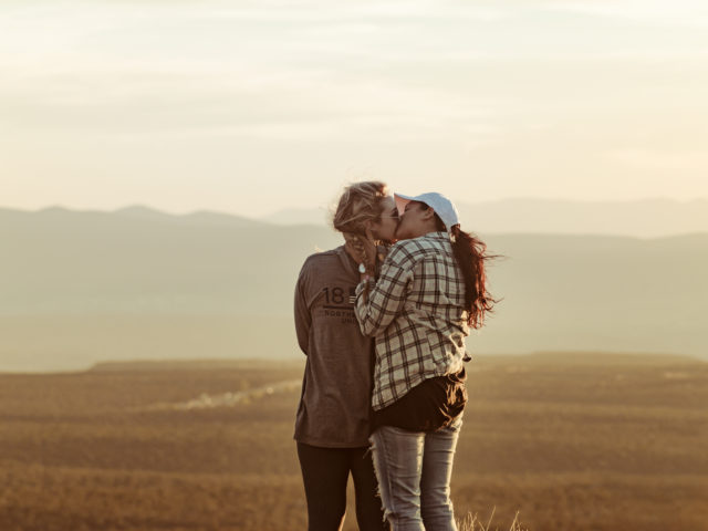 Οι γυναίκες έχουν πιο εύκολα οργασμό με μια άλλη γυναίκα παρά με έναν άνδρα, σύμφωνα με νέα έρευνα