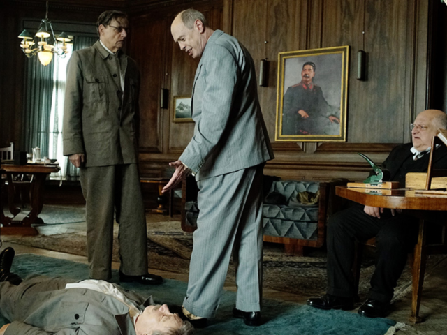 Γιατί η σύγχρονη πολιτική σάτιρα έχει γίνει συνώνυμη με τον Αρμάντο Ιανούτσι, που υπογράφει το «Θάνατο του Στάλιν»;