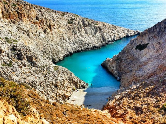 Αυτή είναι μία από τις εντυπωσιακότερες «άγνωστες παραλίες» της Ελλάδας [ΒΙΝΤΕΟ]