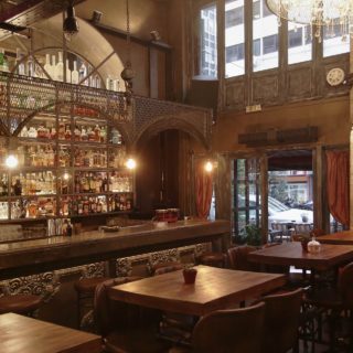 Η Lola της Τρούμπας δεν βγαίνει στο λιμάνι αλλά έχει Tapas Bar