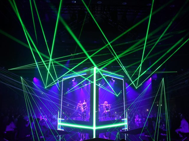 Η Calzedonia παρουσίασε τις προτάσεις της για το φετινό καλοκαίρι σε μία πασαρέλα out of the box