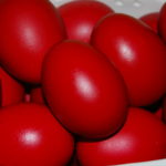 Το μεγαλύτερο πασχαλινό αυγό ύψους 2,10 μέτρων και 150 κιλών έβαψαν στην Πτολεμαΐδα!