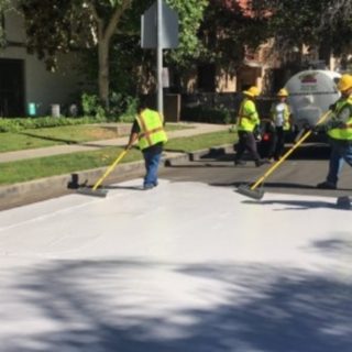 Γιατί το Λος Άντζελες βάφουν λευκούς τους δρόμους;