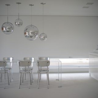 Αυτό το δωμάτιο βρίσκεται σε μια διαφορετική αθηναϊκή πολυκατοικία