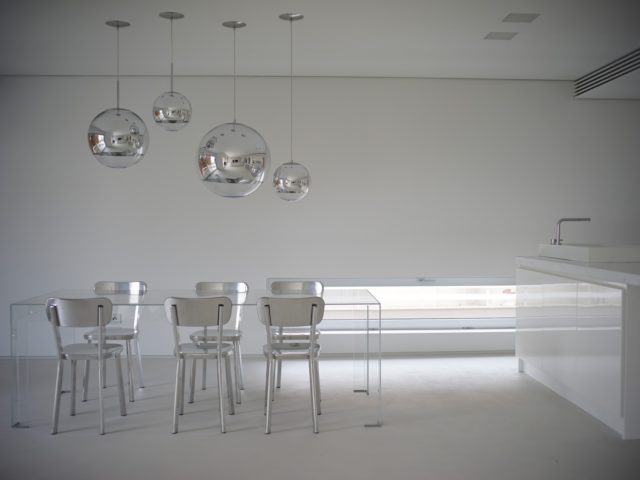 Αυτό το δωμάτιο βρίσκεται σε μια διαφορετική αθηναϊκή πολυκατοικία