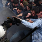 Επεισόδια και συγκρούσεις στο αντιπολεμικό συλλαλητήριο [ΕΙΚΟΝΕΣ]