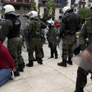 Σε συλλήψεις μετατράπηκαν οι προσαγωγές των δύο διαδηλωτών του αντιπολεμικού συλλαλητηρίου