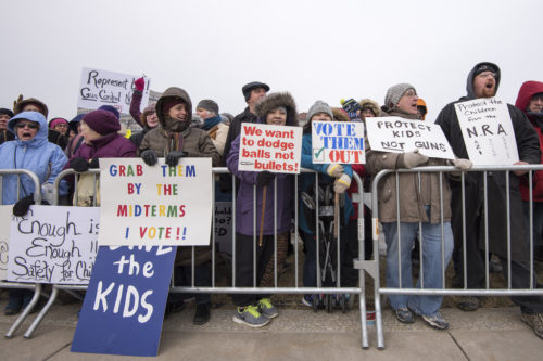 Χιλιάδες μαθητές στις ΗΠΑ διαδηλώνουν με αφορμή την επέτειο από τη σφαγή στο Λύκειο Κολουμπάιν