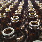 Ινδονησία: Η αστυνομία κατέστρεψε 6000 μπουκάλια νοθευμένου αλκοόλ, μετά τον θάνατο σχεδόν 100 ανθρώπων