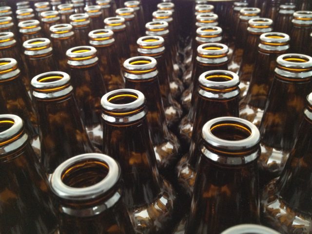 Ινδονησία: Η αστυνομία κατέστρεψε 6000 μπουκάλια νοθευμένου αλκοόλ, μετά τον θάνατο σχεδόν 100 ανθρώπων